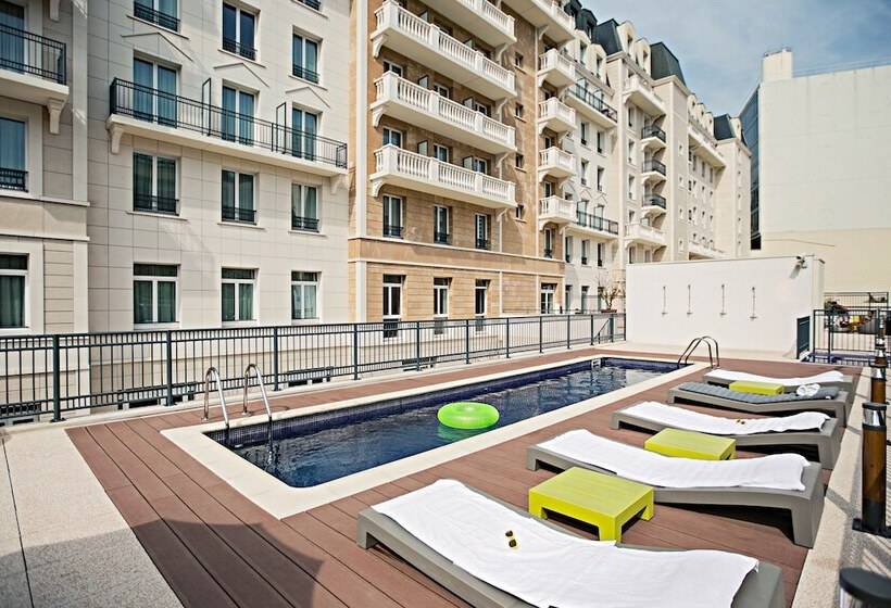 استودیوی لوکس, The Social Hub Paris La Défense