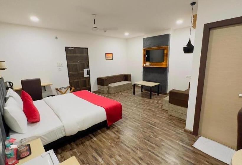 سوئیت با بالکن, Xenious Biz Ayaan Residency