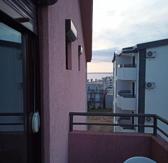 اتاق استاندارد با بالکن و چشم‌انداز دریا, Apartments Normannia