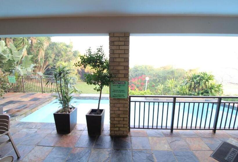 اتاق استاندارد با چشم‌انداز استخر, Cove Rock Stay