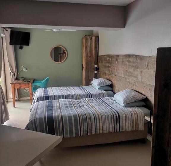 اتاق استاندارد با چشم‌انداز استخر, Cove Rock Stay