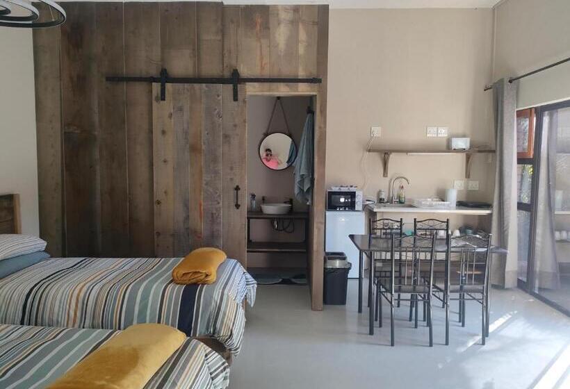 اتاق خانوادگی, Cove Rock Stay