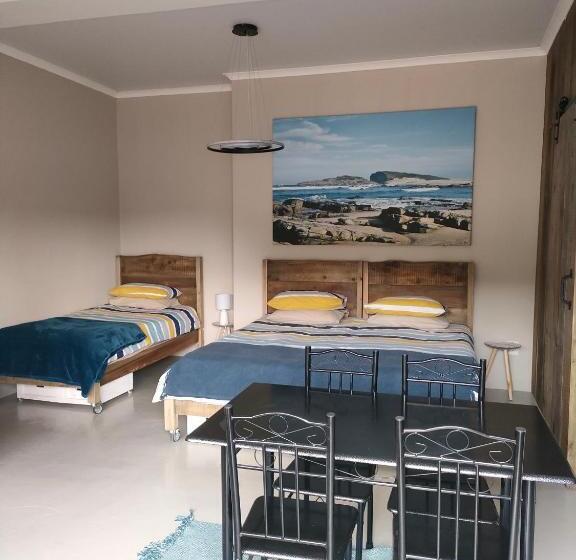 اتاق خانوادگی, Cove Rock Stay