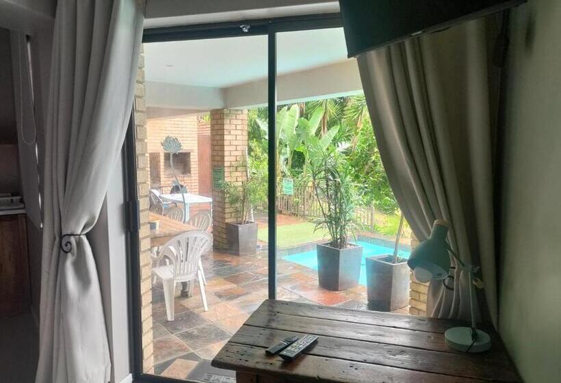 اتاق استاندارد با چشم‌انداز استخر, Cove Rock Stay