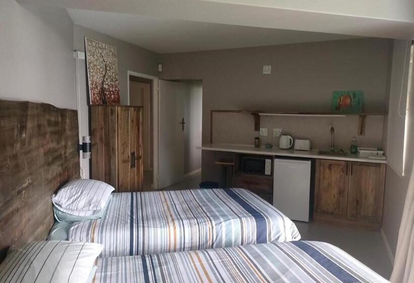 اتاق استاندارد با چشم‌انداز استخر, Cove Rock Stay
