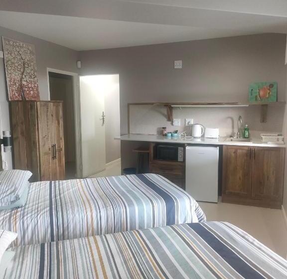اتاق استاندارد با چشم‌انداز استخر, Cove Rock Stay