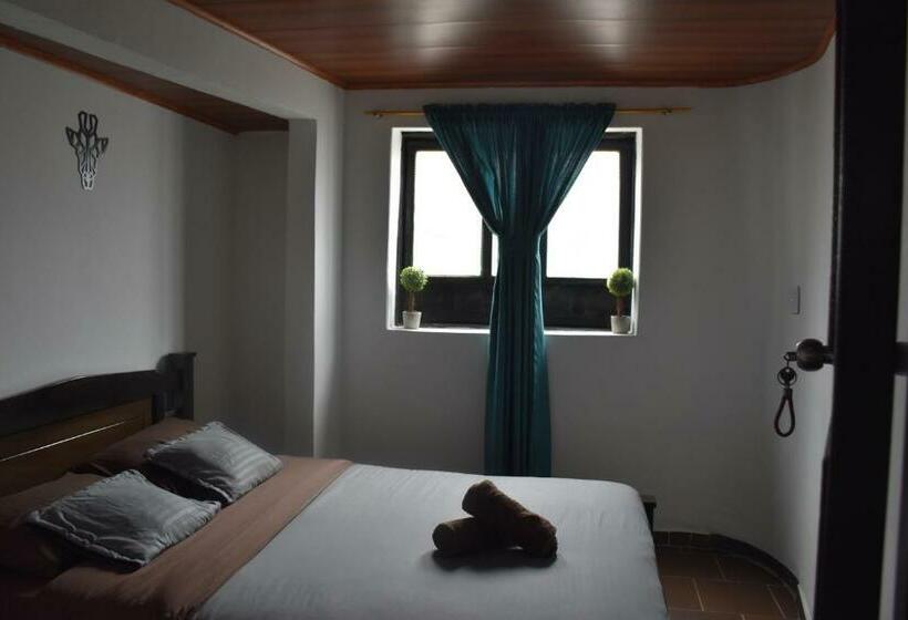 اتاق استاندارد با سرویس بهداشتی مشترک, Celaví Hostel