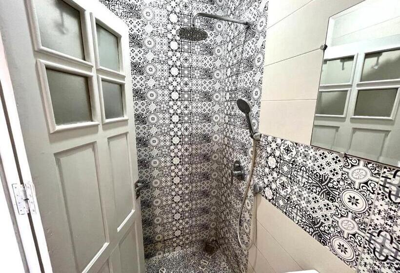 استودیو استاندارد با بالکن, Big Blue Guest House