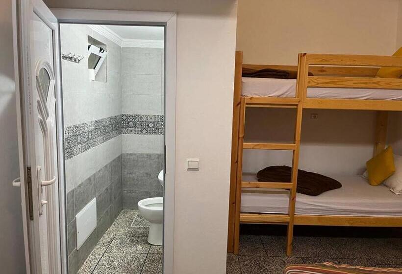 اتاق خانوادگی, Big Blue Guest House