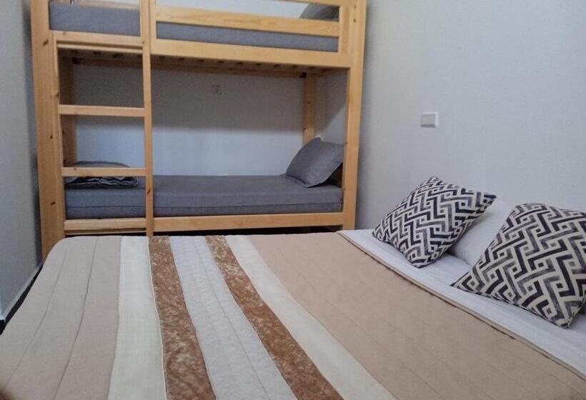 اتاق خانوادگی, Big Blue Guest House