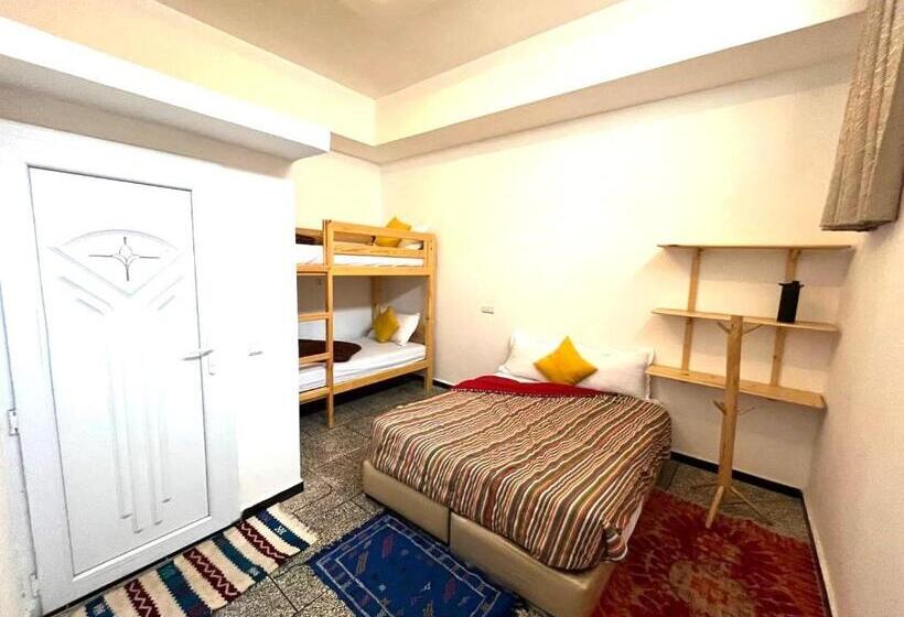 اتاق خانوادگی, Big Blue Guest House