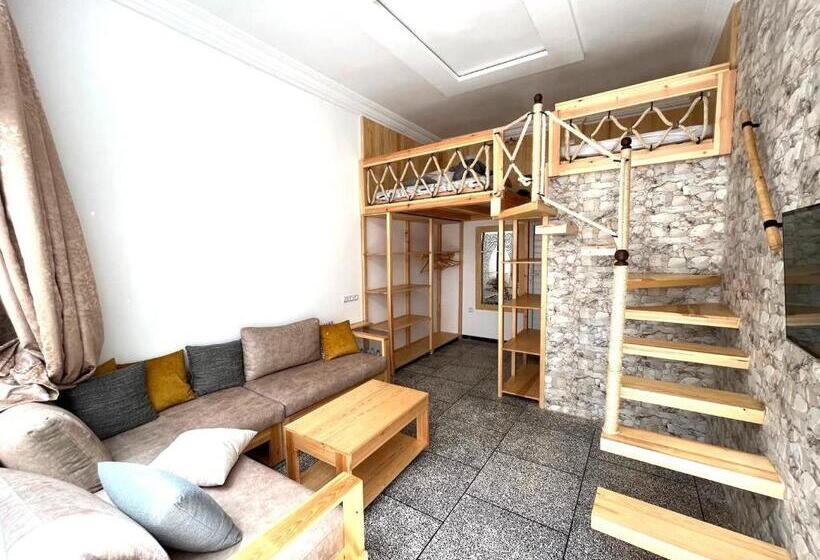 اتاق خانوادگی, Big Blue Guest House