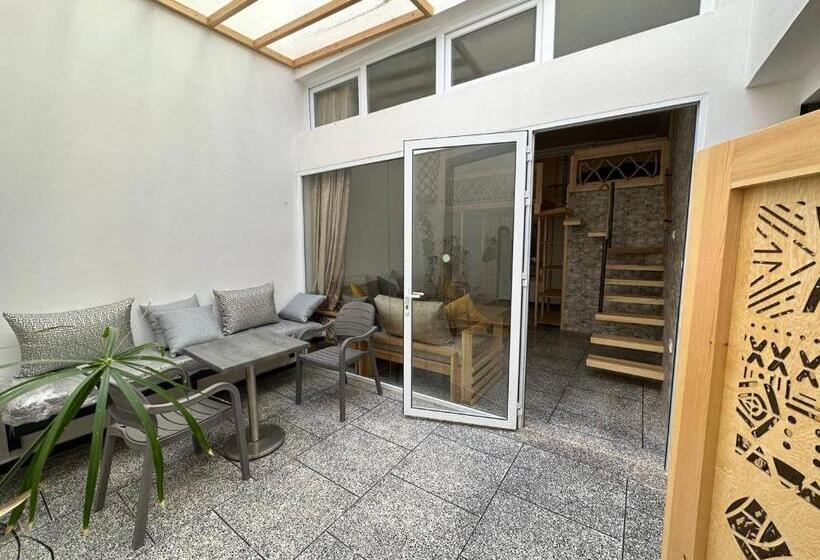 اتاق خانوادگی, Big Blue Guest House