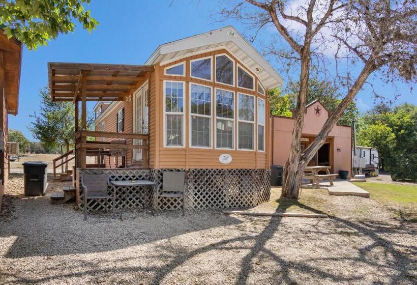 اتاق استاندارد, River Run Park Model Cabin On Guadalupe