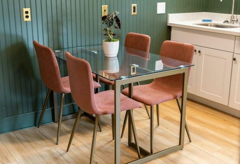 سوئیت با تخت بزرگ, Suite 2 Historic Art City Inn