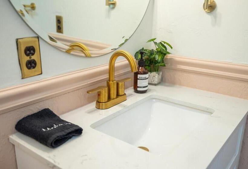 استودیو استاندارد با تخت کینگ, Art City Inn