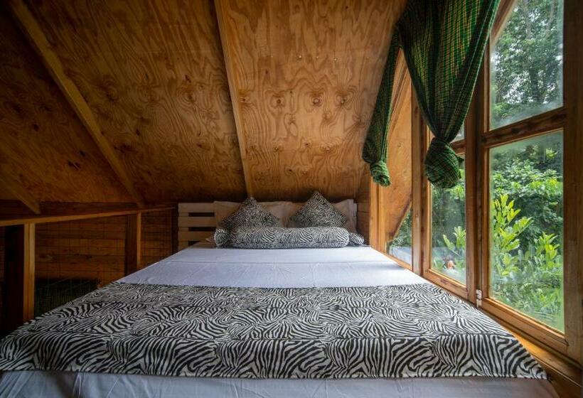 اتاق استاندارد سه نفره, River Off Grid Eco Cabins