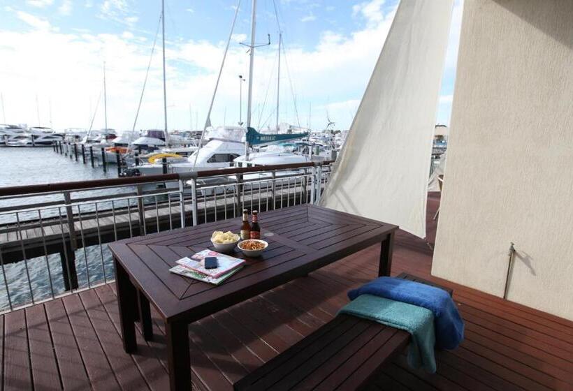 2 Bedroom Apartment with Views, Be. Fremantle