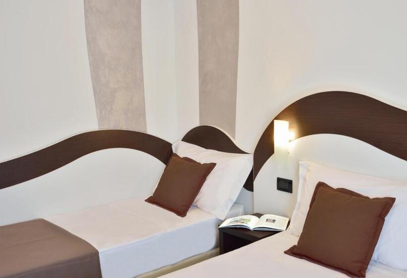 3 Bett Superior Zimmer, Luxor Florence