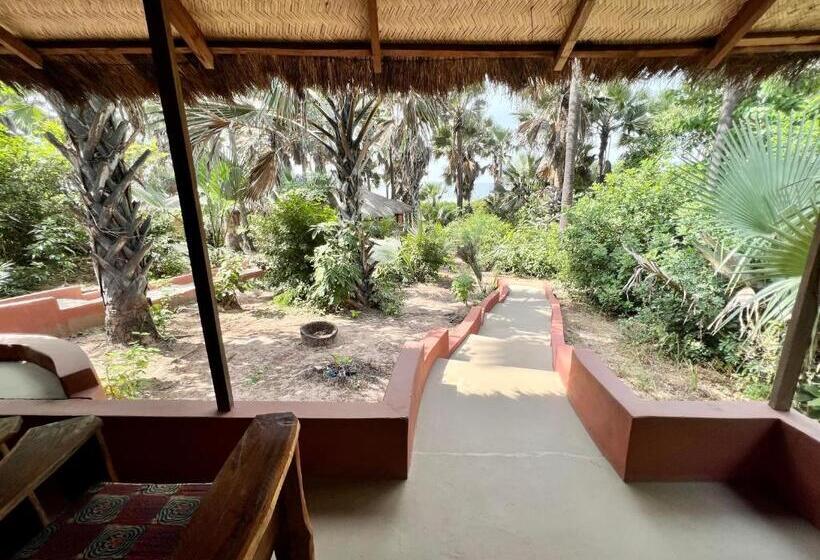 اتاق خانوادگی با چشم‌انداز دریا, Nemasu Ecolodge