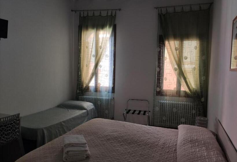 اتاق استاندارد سه تخته با سرویس بهداشتی مشترک, Sweet Venice   Rooms & Apartments