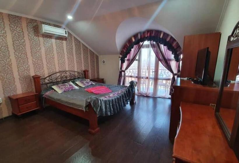 اتاق لوکس با بالکن, Kristall