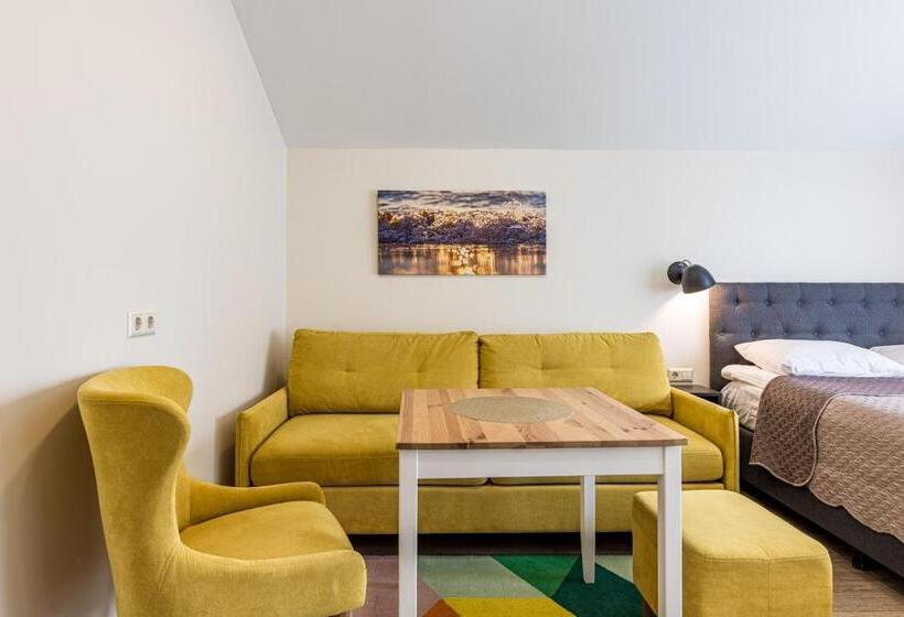 استودیوی استاندارد, Amber Drop Apartments