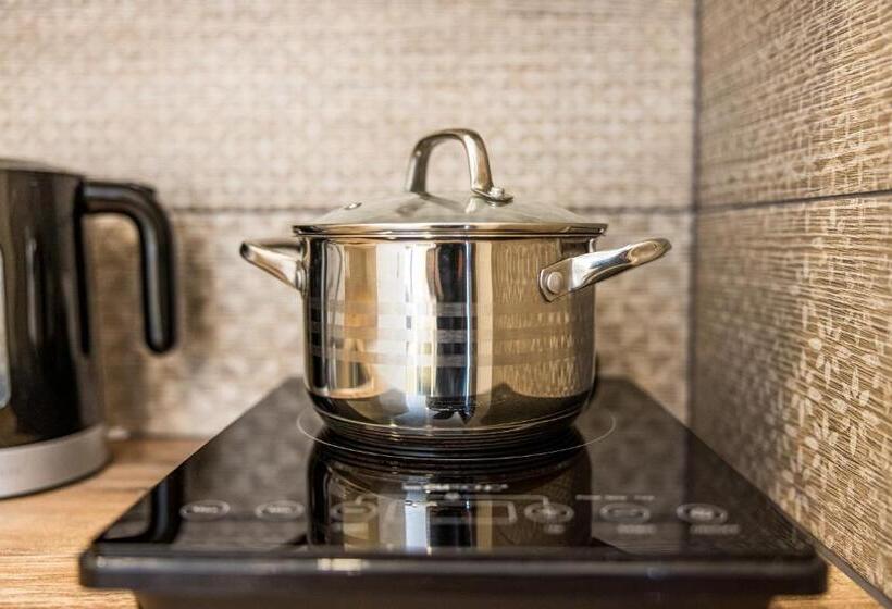 استودیوی استاندارد, Amber Drop Apartments