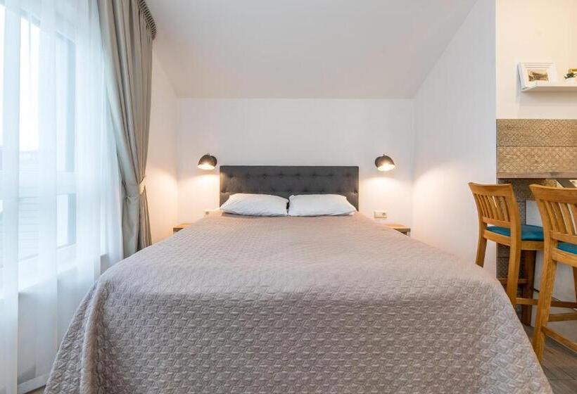 استودیو استاندارد با بالکن, Amber Drop Apartments
