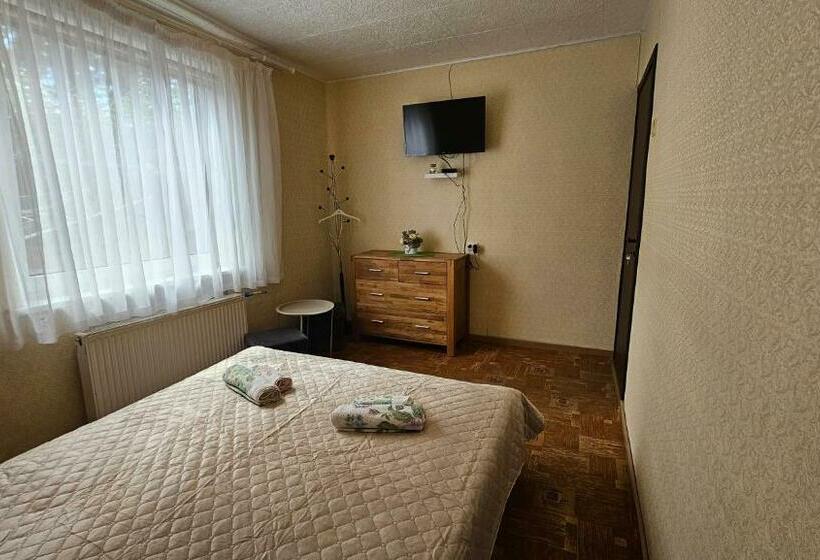 اتاق استاندارد با سرویس بهداشتی مشترک, Svečių Namai Pervalkoje