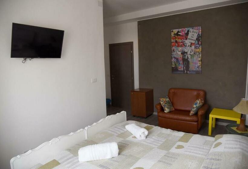 اتاق استاندارد سه نفره, Pop Art House Near Venice