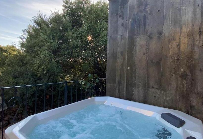 اتاق استاندارد با وان آب گرم, Hôtel Confidentiel Le Grecale