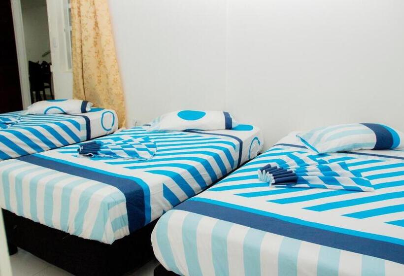 اتاق ساده سه‌ نفره, Palms Central