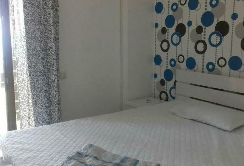 اتاق استاندارد چهار تخته با چشم‌انداز دریا, Guest House Guriani
