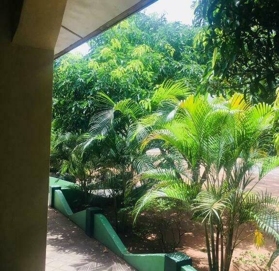 اتاق خانوادگی با چشم‌انداز باغ, New Land Guest House