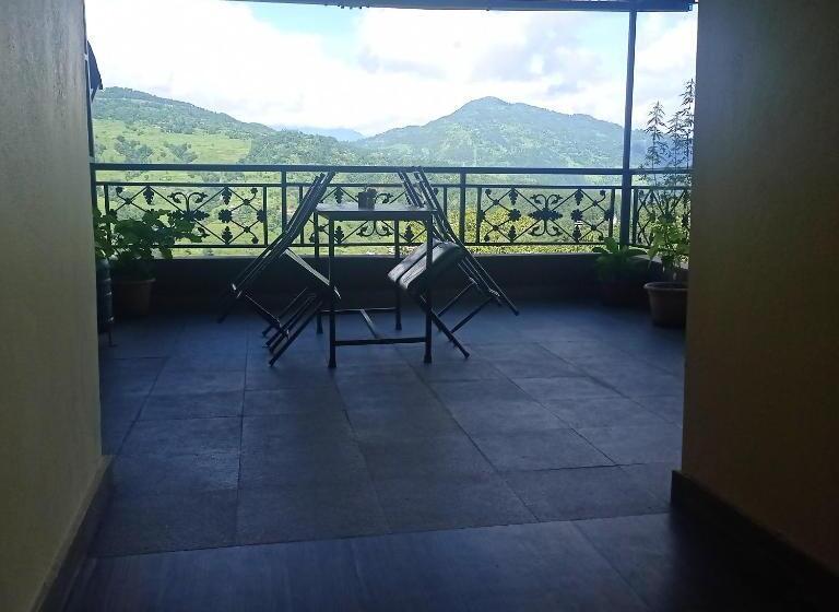 اتاق خانوادگی, Begnas Coffee House &