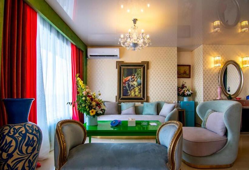 سوییت با چشم‌انداز دریا, Phoenicia Blue View