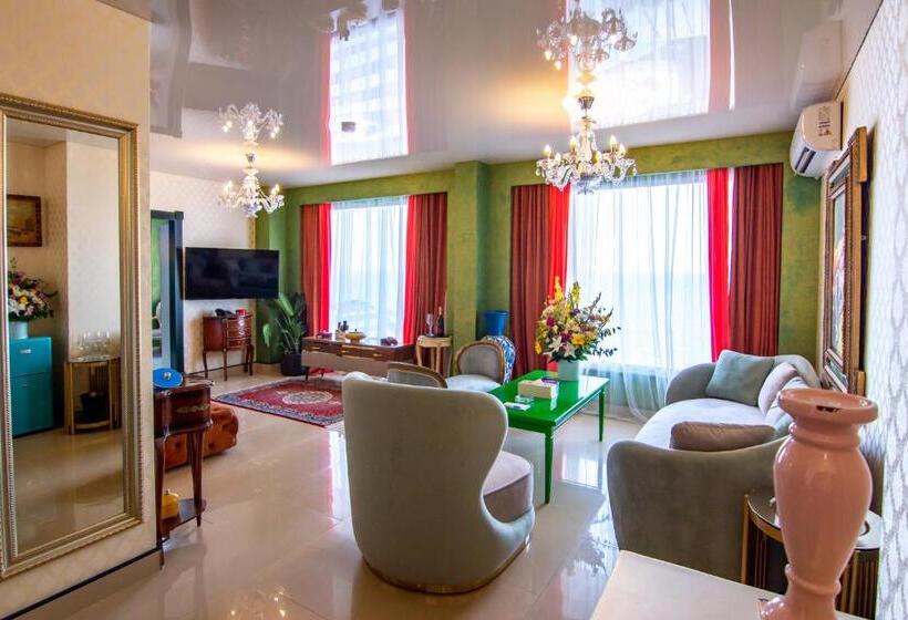 سوییت با چشم‌انداز دریا, Phoenicia Blue View