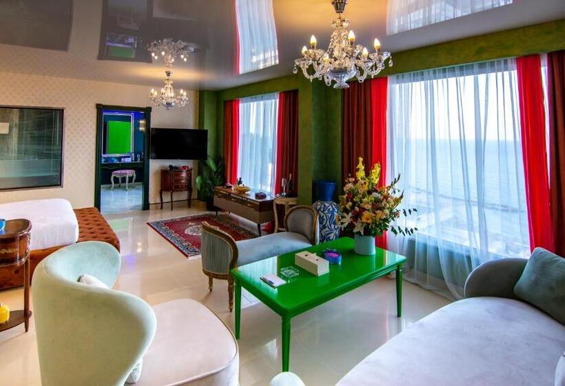 سوییت با چشم‌انداز دریا, Phoenicia Blue View