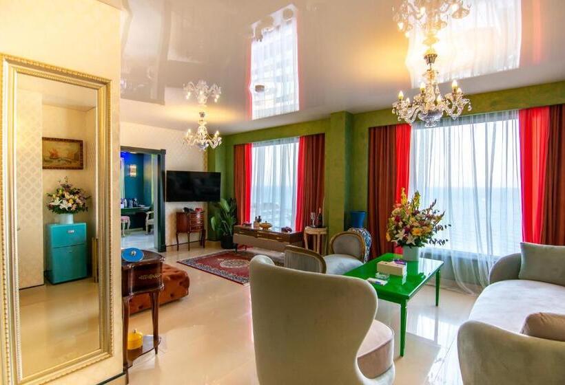 سوییت با چشم‌انداز دریا, Phoenicia Blue View