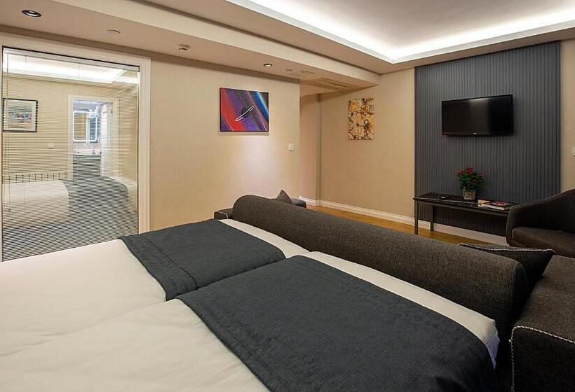 سوییت سوپریور, Moss Suites