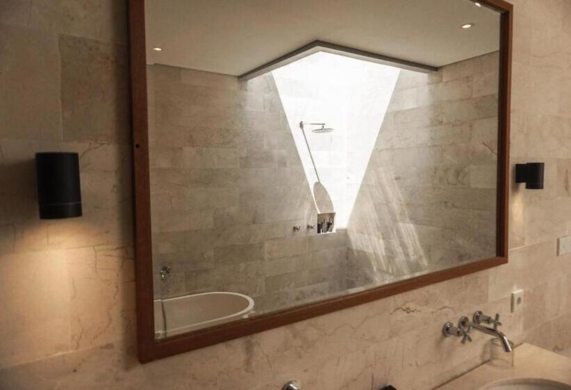 اتاق لوکس با بالکن و چشم‌انداز دریا, Sanglung Villas & Suites