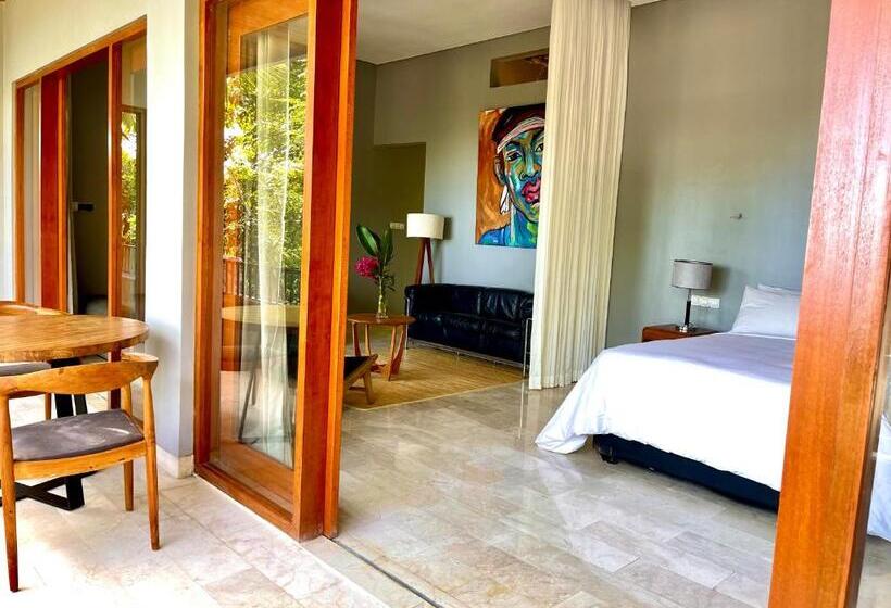 اتاق لوکس با بالکن و چشم‌انداز دریا, Sanglung Villas & Suites