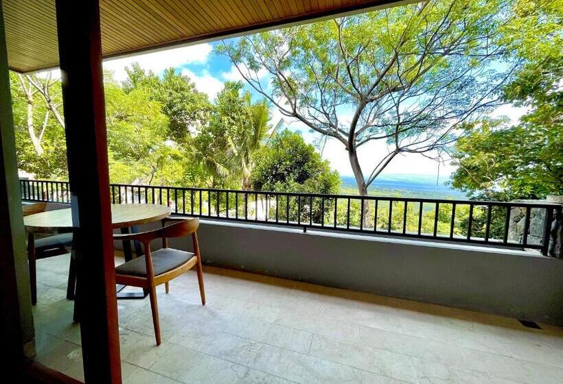 اتاق لوکس با بالکن و چشم‌انداز دریا, Sanglung Villas & Suites