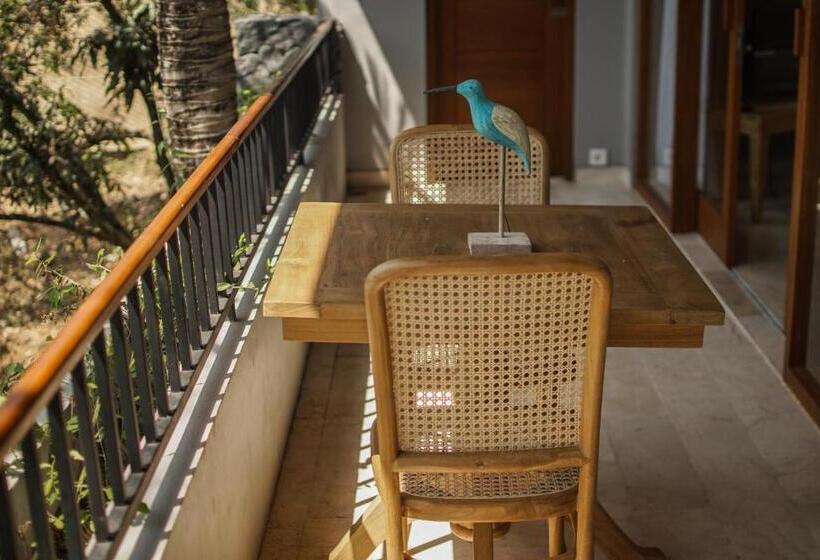اتاق لوکس با بالکن و چشم‌انداز دریا, Sanglung Villas & Suites