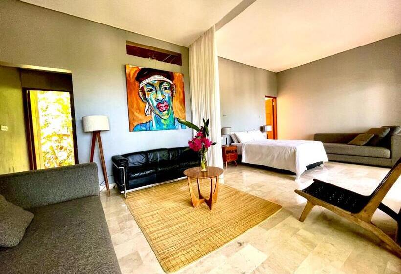 اتاق لوکس با بالکن و چشم‌انداز دریا, Sanglung Villas & Suites