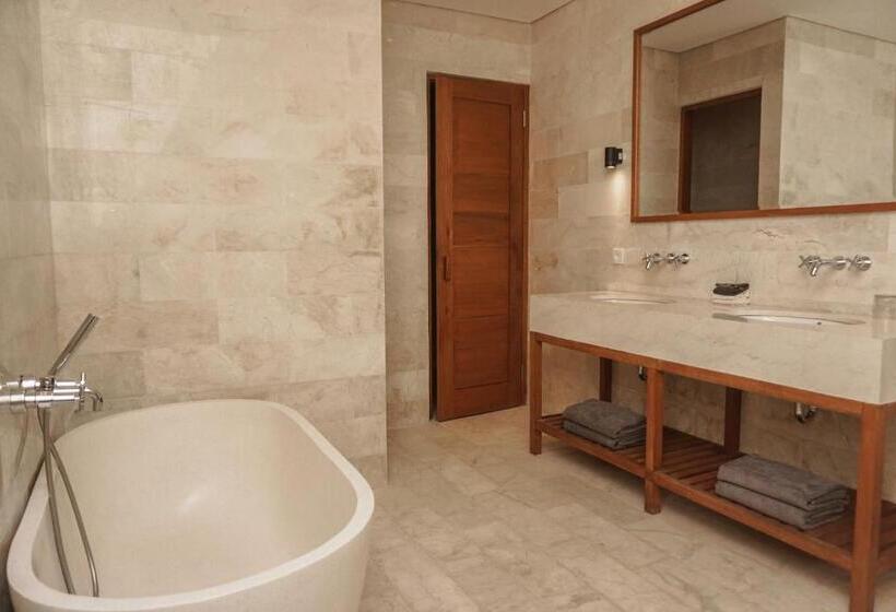 اتاق لوکس با بالکن و چشم‌انداز دریا, Sanglung Villas & Suites