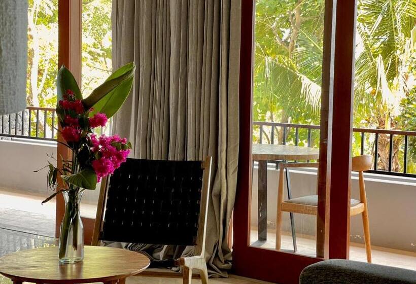 اتاق لوکس با بالکن و چشم‌انداز دریا, Sanglung Villas & Suites