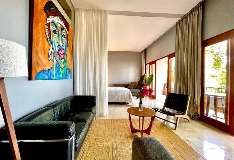 اتاق لوکس با بالکن و چشم‌انداز دریا, Sanglung Villas & Suites