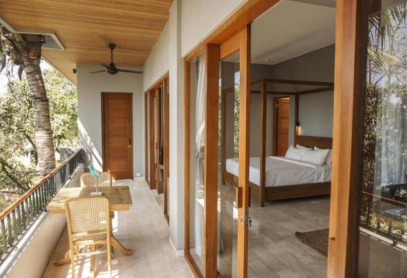 اتاق لوکس با بالکن و چشم‌انداز دریا, Sanglung Villas & Suites